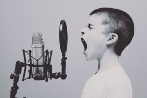 kid screaming into microphone 