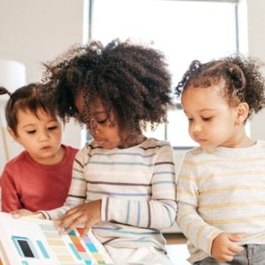 img of kids reading