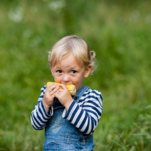 kid eating corn