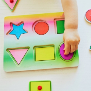 a child matching shapes